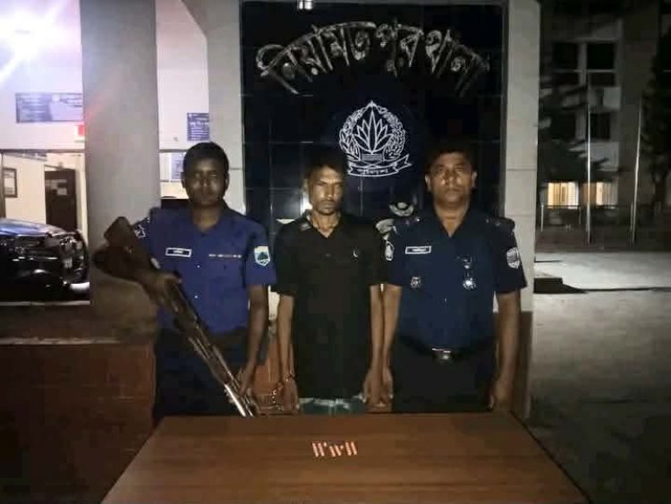 নিয়ামতপুরে মাদকসহ মাদক কারবারি গ্রেফতার 