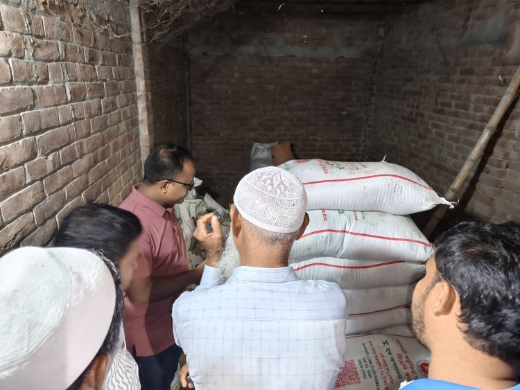 গোমস্তাপুরে অবৈধভাবে সার মজুদ,ব্যবসায়ীকে জরিমানা ও সার জব্দ