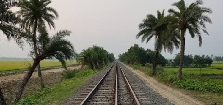 চাঁপাইনবাবগঞ্জে ট্রেনের ধাক্কায় অজ্ঞাত তরুণীর মৃত্যু