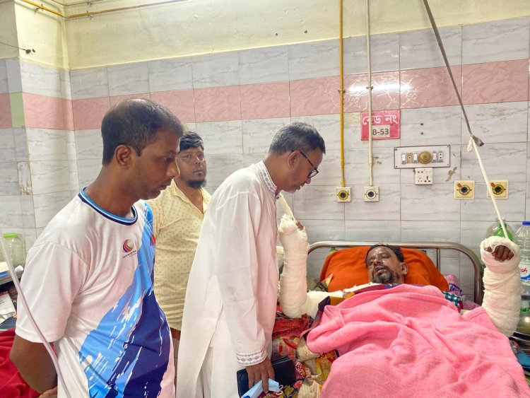 নওগাঁর অগ্নিদগ্ধ পাখিকে দেখতে ছুটে গেলেন রেজাউন নবী স্যান্ডো