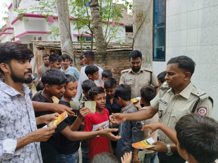 চাঁপাইনবাবগঞ্জে জুমার নামাজের পর ডিএনসির মাদকবিরোধী লিফলেট বিতরণ
